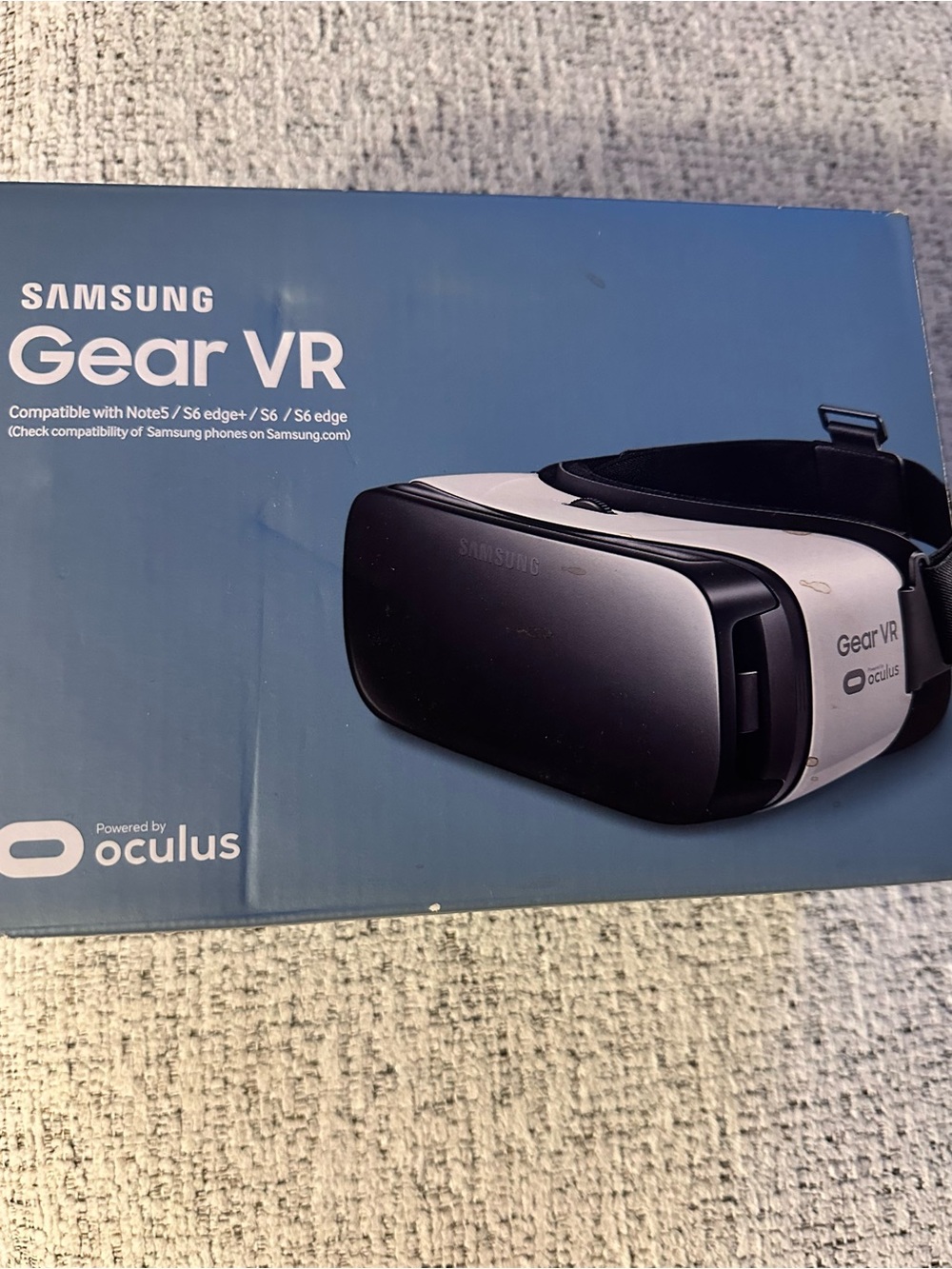 Samsung Gear VR Headset in White and Black with Oculus